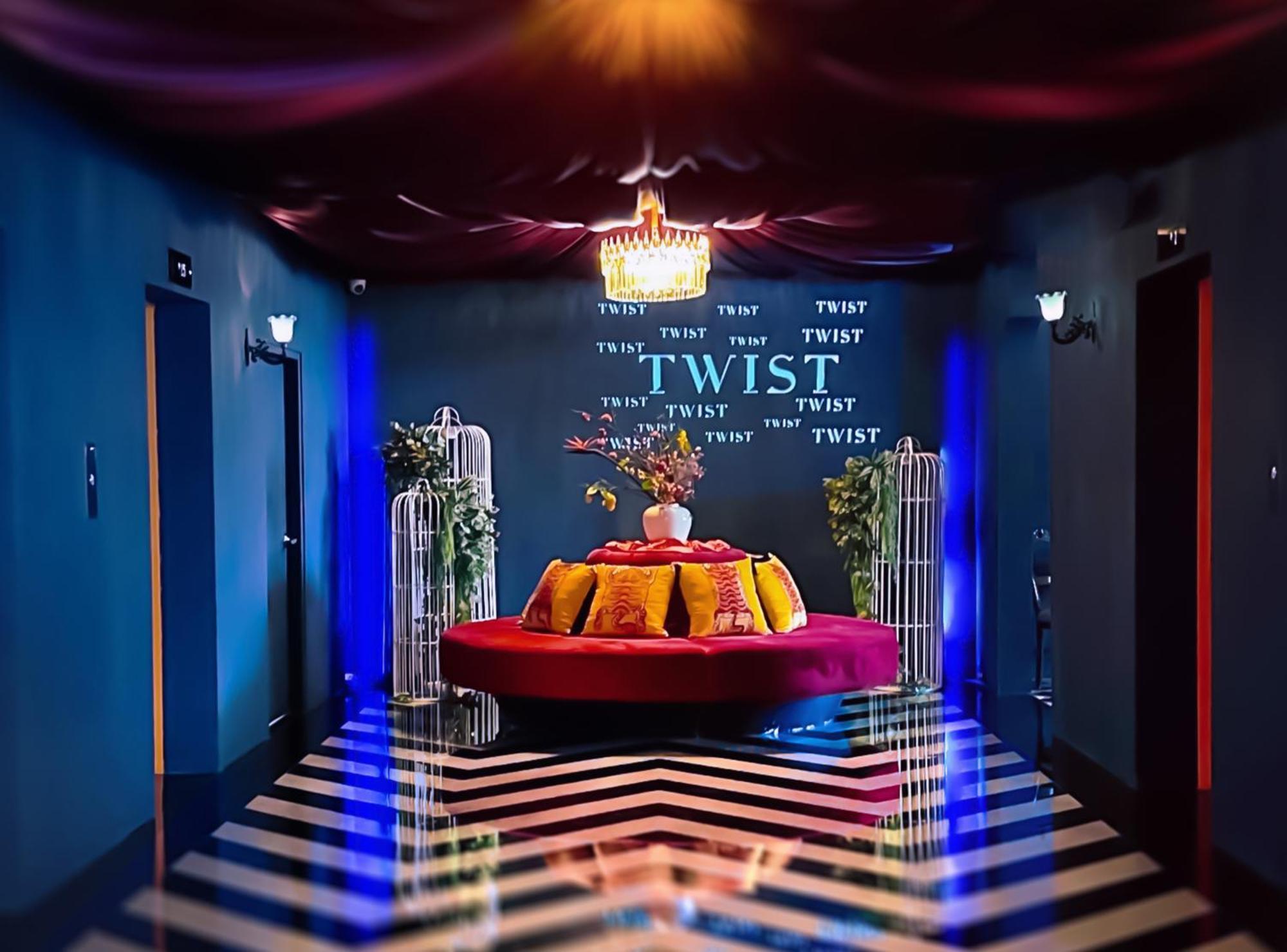 Royal Phuket City Hotel Εξωτερικό φωτογραφία The interior of Twist
