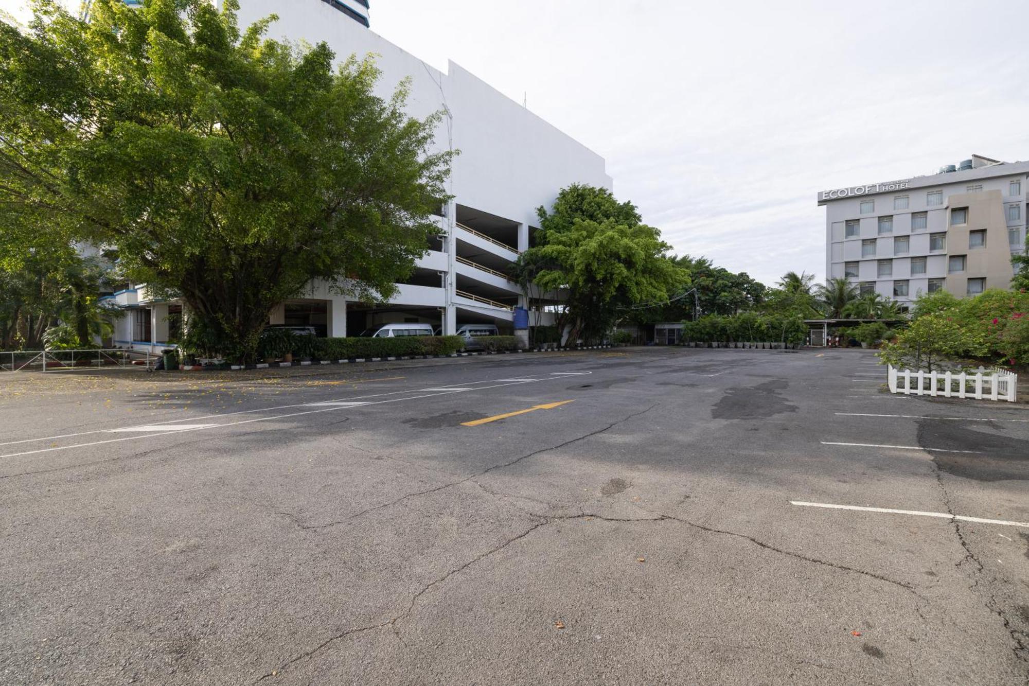 Royal Phuket City Hotel Εξωτερικό φωτογραφία The parking lot where the shooting took place