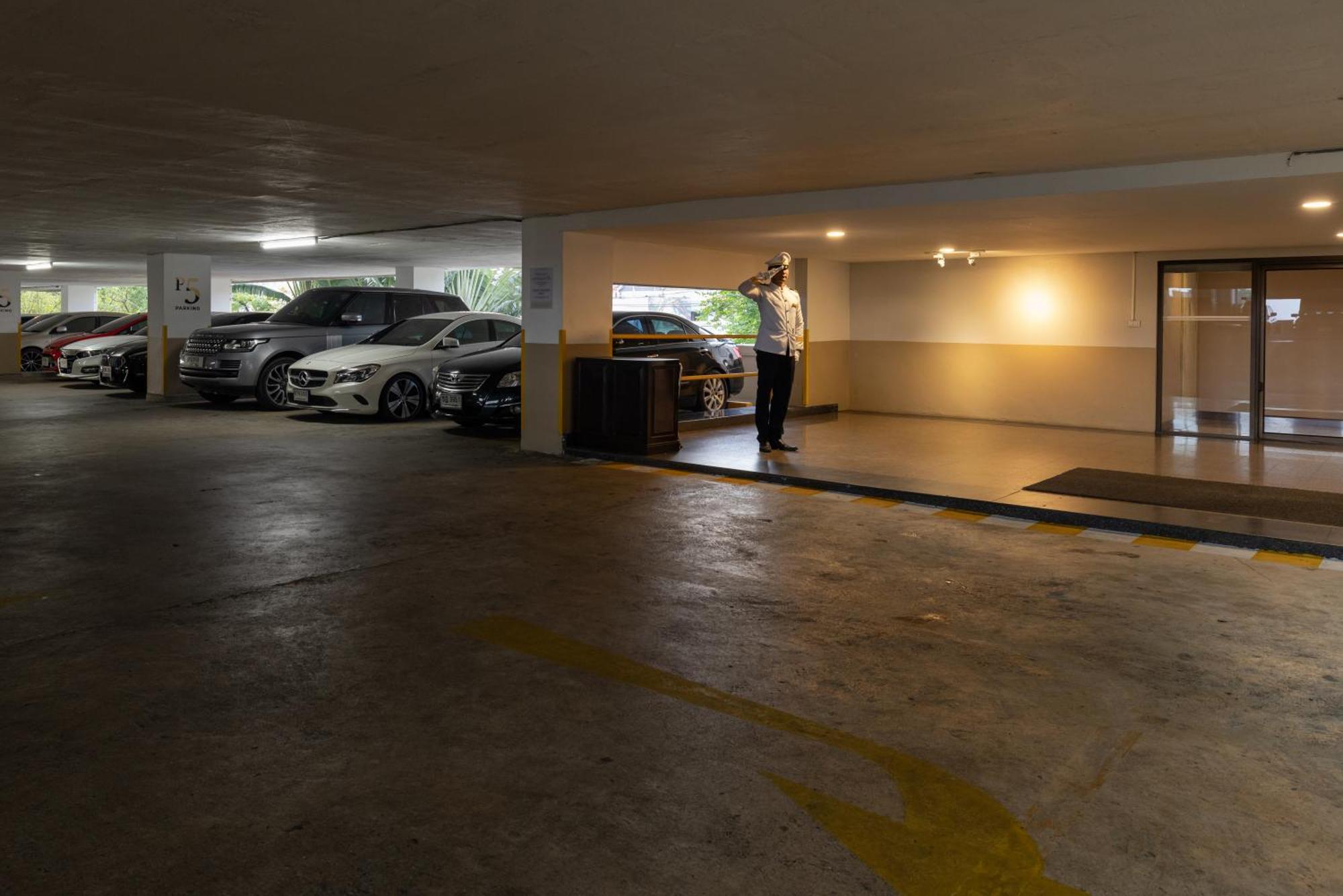 Royal Phuket City Hotel Εξωτερικό φωτογραφία A valet at work