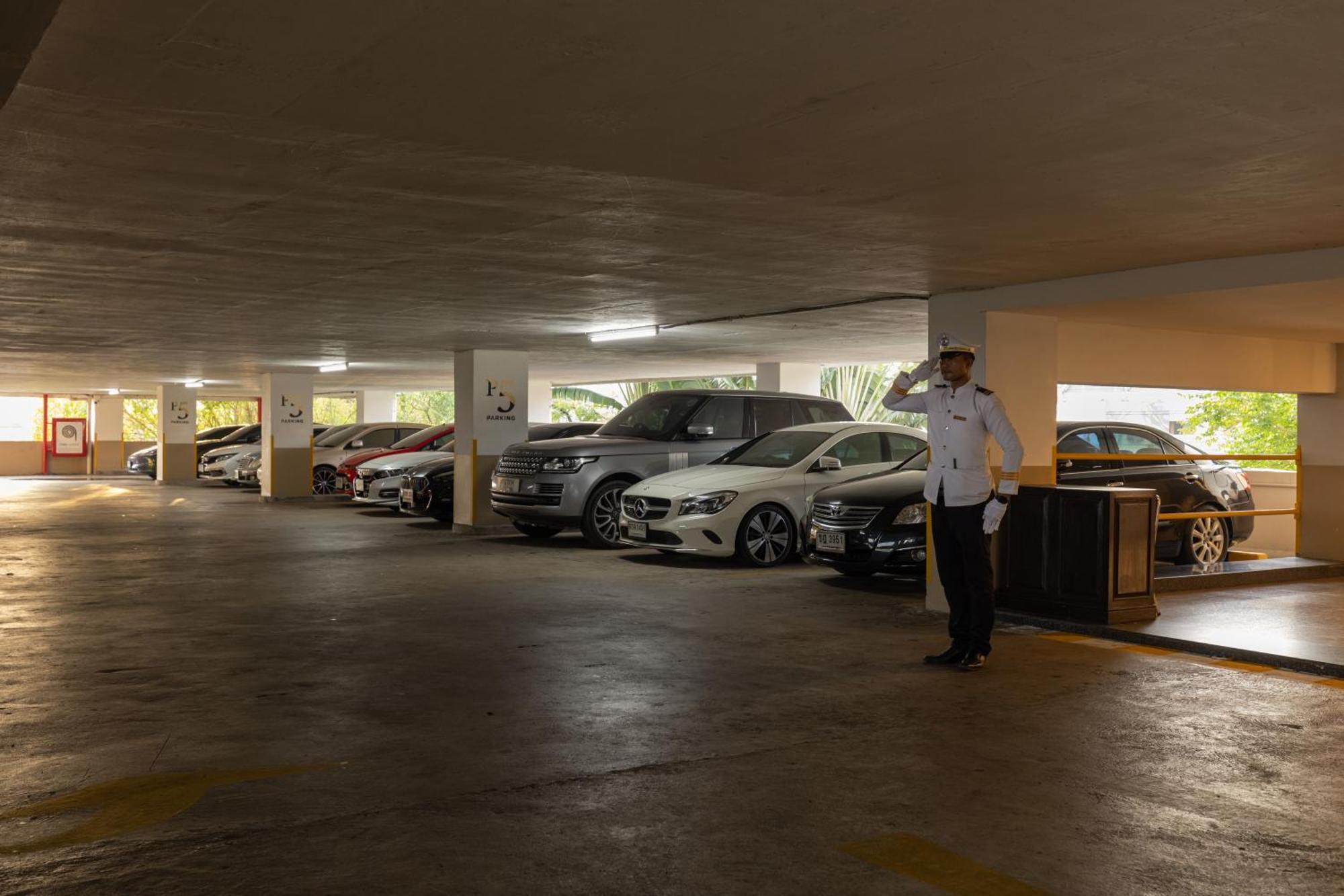 Royal Phuket City Hotel Εξωτερικό φωτογραφία A valet at work