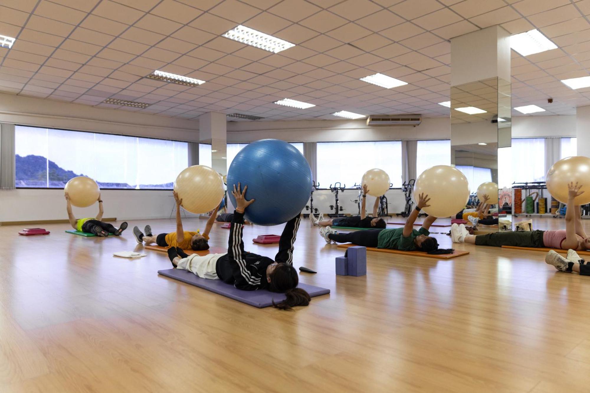 Royal Phuket City Hotel Εξωτερικό φωτογραφία A Pilates class