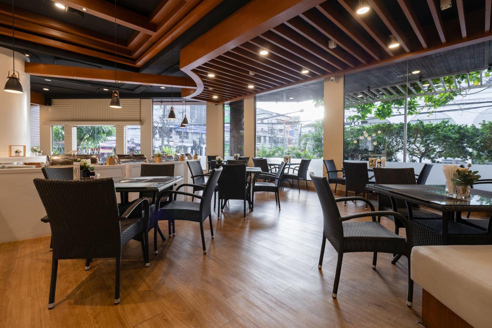 Royal Phuket City Hotel Εξωτερικό φωτογραφία The interior of a restaurant in Bangkok, Thailand