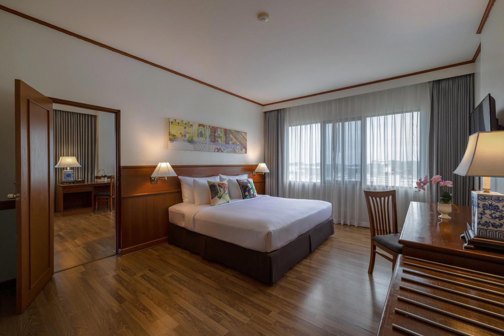Royal Phuket City Hotel Εξωτερικό φωτογραφία A bedroom at the hotel