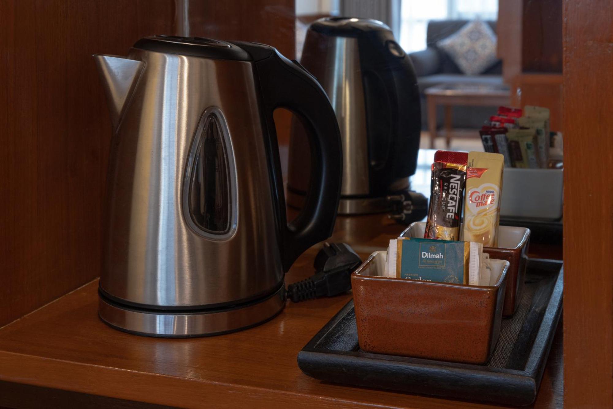 Royal Phuket City Hotel Εξωτερικό φωτογραφία Two electric kettles in a hotel room