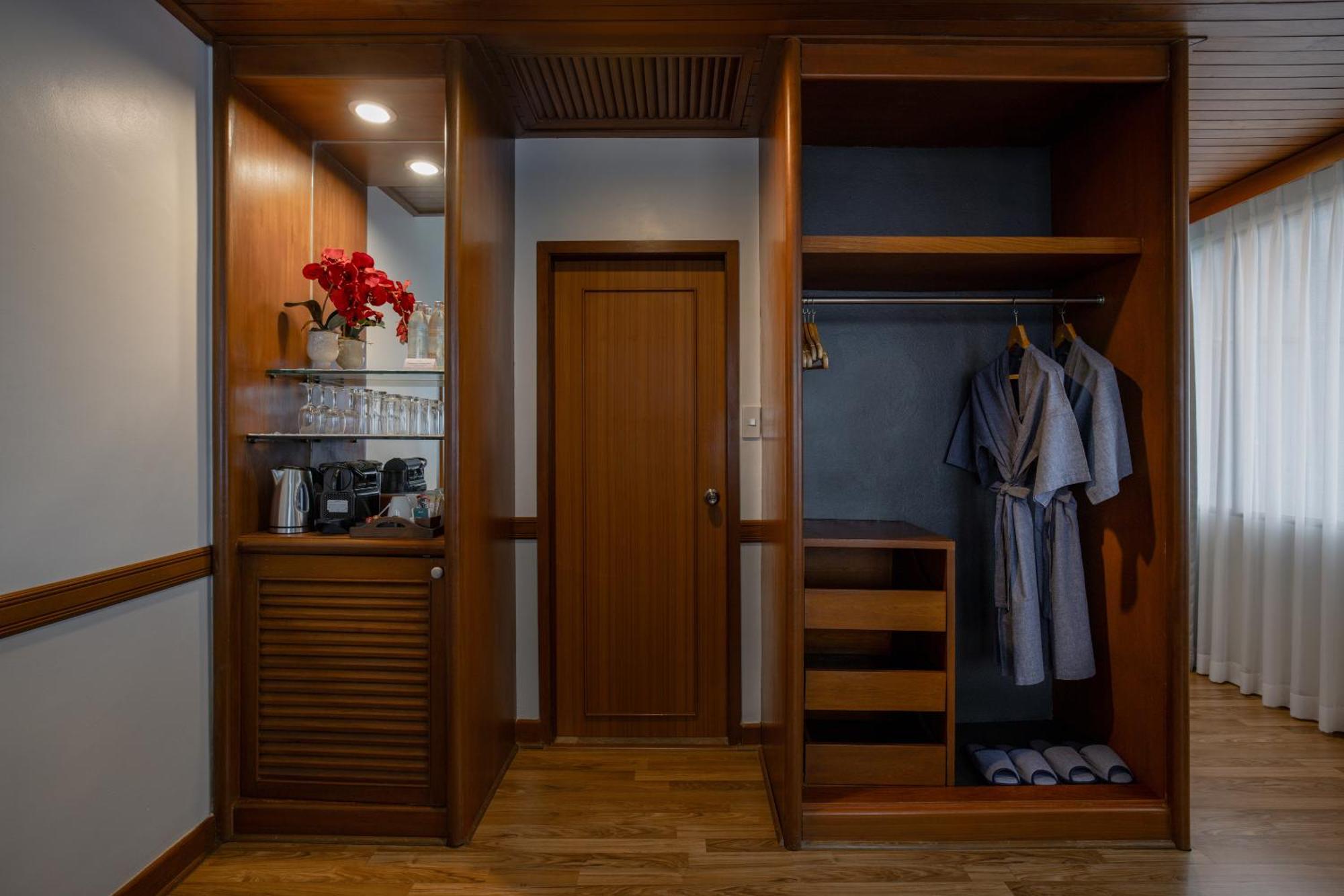 Royal Phuket City Hotel Εξωτερικό φωτογραφία A wardrobe