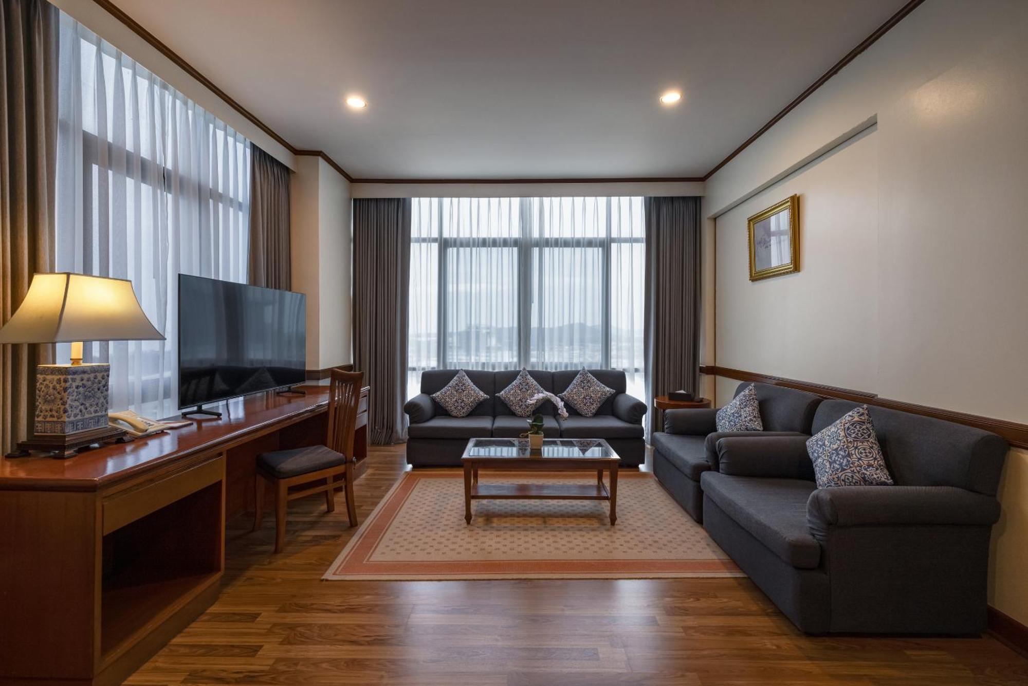 Royal Phuket City Hotel Εξωτερικό φωτογραφία Living room of a suite