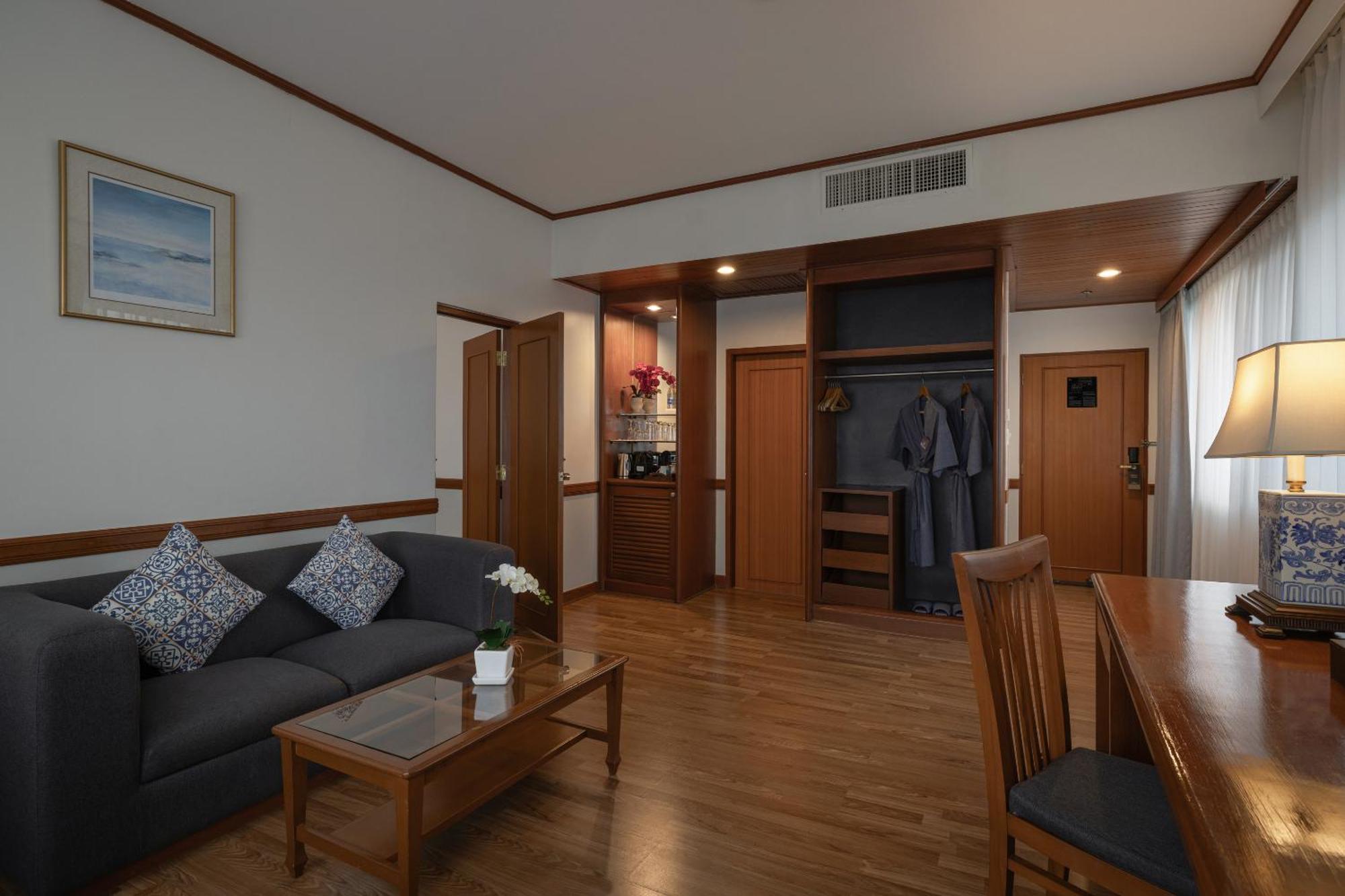 Royal Phuket City Hotel Εξωτερικό φωτογραφία A suite at the hotel