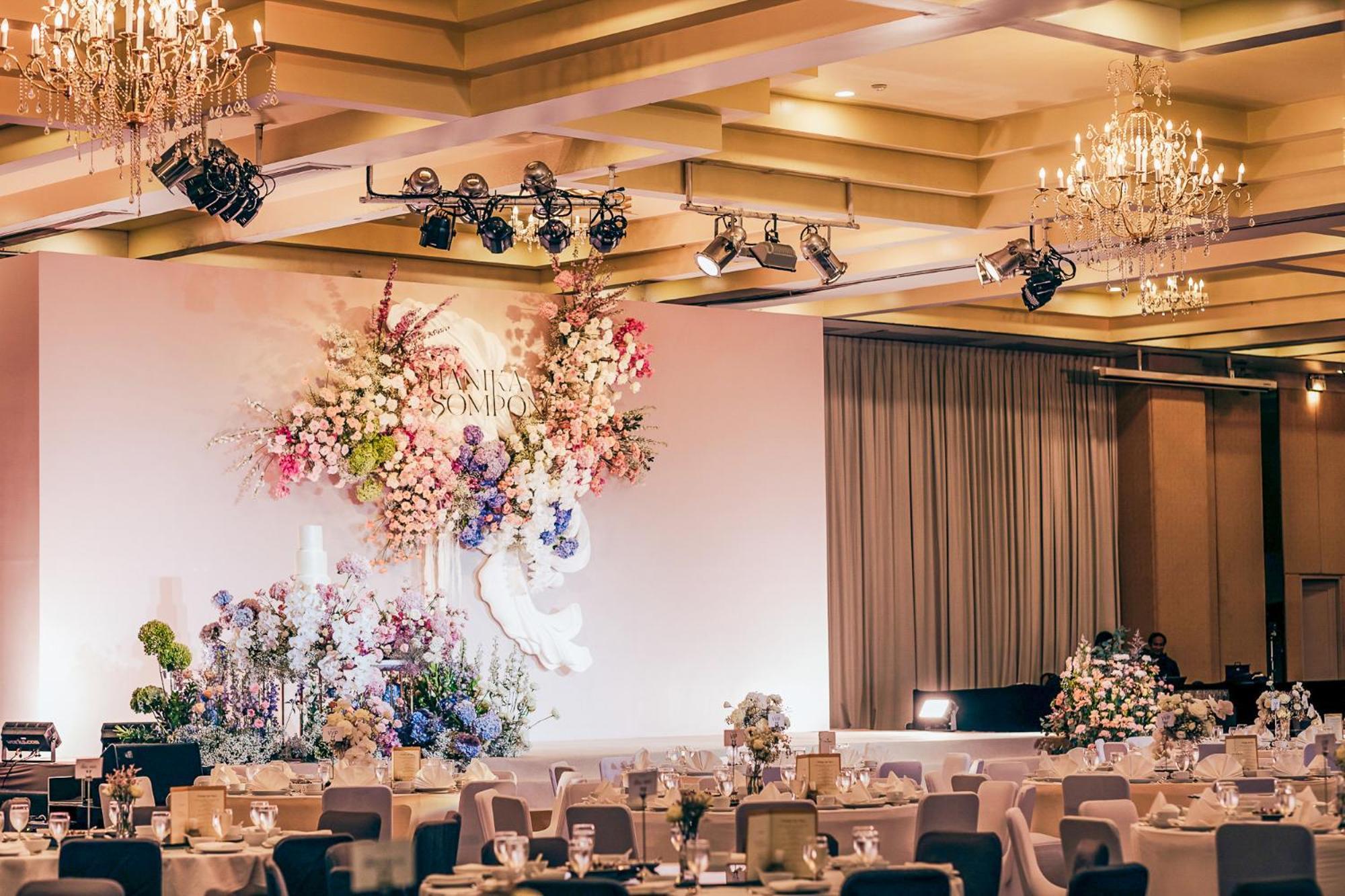 Royal Phuket City Hotel Εξωτερικό φωτογραφία The ballroom at the 2012 Japan Prize